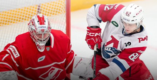 На изображении два хоккеиста: один в красной форме защищает ворота, другой в белой форме с шайбой пытается забить гол. Оба игрока сосредоточены, действие происходит на ледовом катке